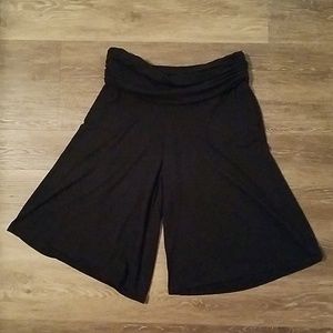 EUC maternity gaucho shorts